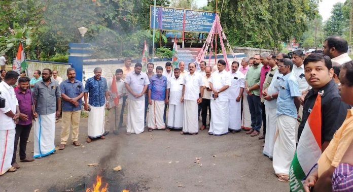 തൊഴിലാളി ആത്മഹത്യ : വ്യാവസായിക വകുപ്പ് മന്ത്രിയുടെ കോലം കത്തിച്ച് യൂത്ത് കോൺഗ്രസ് പ്രതിഷേധം തൊഴിലാളി ആത്മഹത്യ : വ്യാവസായിക വകുപ്പ് മന്ത്രിയുടെ കോലം കത്തിച്ച് യൂത്ത് കോൺഗ്രസ് പ്രതിഷേധം