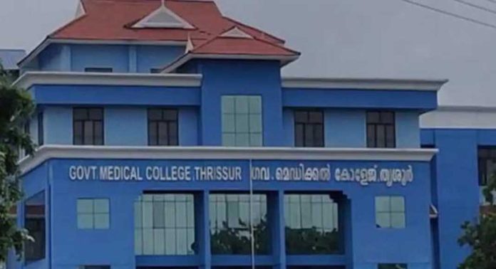 തൃശൂര് ഗവ. മെഡിക്കല് കോളജ് ആശുപത്രി അത്യാഹിത വിഭാഗത്തില് ഡ്യൂട്ടിയില് ഉണ്ടായിരുന്ന ഡോക്ടര്ക്ക് നേരേ കൈയേറ്റം തൃശൂര് ഗവ. മെഡിക്കല് കോളജ് ആശുപത്രി അത്യാഹിത വിഭാഗത്തില് ഡ്യൂട്ടിയില് ഉണ്ടായിരുന്ന ഡോക്ടര്ക്ക് നേരേ കൈയേറ്റം