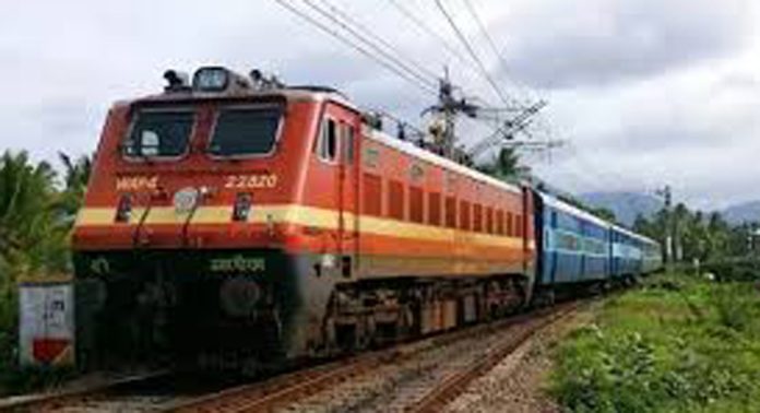 കോഴിക്കോട് പയ്യോളിയില് ട്രെയിനിൽ നിന്ന് വീണ് യുവതി മരിച്ചു കോഴിക്കോട് പയ്യോളിയില് ട്രെയിനിൽ നിന്ന് വീണ് യുവതി മരിച്ചു