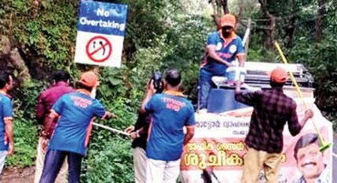 അടൂർ മുതൽ പമ്പ വരെ ഇരുവശങ്ങളിലും ഉള്ള ട്രാഫിക് സൈൻ ബോർഡുകൾ ശുചീകരിച്ചു അടൂർ മുതൽ പമ്പ വരെ ഇരുവശങ്ങളിലും ഉള്ള ട്രാഫിക് സൈൻ ബോർഡുകൾ ശുചീകരിച്ചു