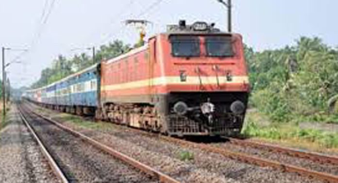 തിരുവനന്തപുരത്ത് ട്രെയിനില് വയോധിക കുഴഞ്ഞുവീണ് മരിച്ചു തിരുവനന്തപുരത്ത് ട്രെയിനില് വയോധിക കുഴഞ്ഞുവീണ് മരിച്ചു