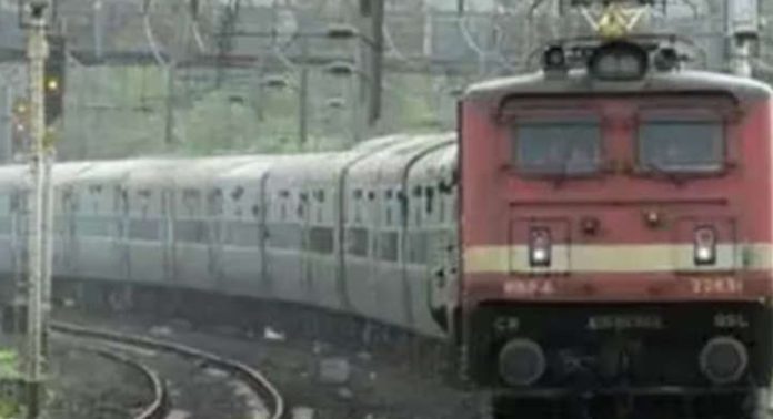 ട്രെയിനിൽ ബോംബ് ഭീഷണി : വ്യാജ സന്ദേശം നല്കിയത് പത്തനംതിട്ട സ്വദേശി ട്രെയിനിൽ ബോംബ് ഭീഷണി : വ്യാജ സന്ദേശം നല്കിയത് പത്തനംതിട്ട സ്വദേശി
