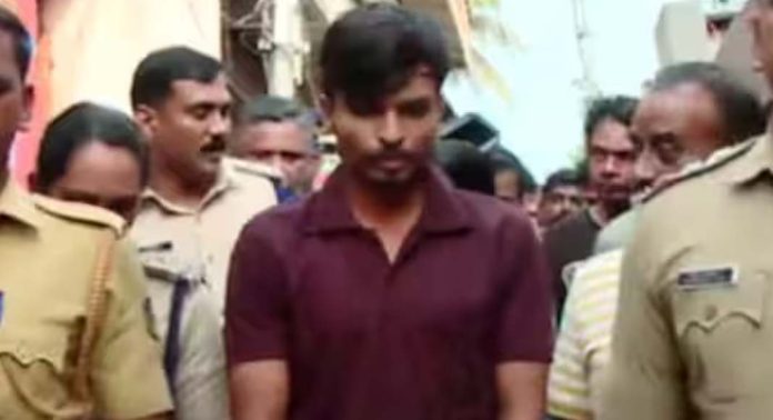 ജ്വല്ലറിയിൽ മോഷണം നടത്തിയ അന്തർസംസ്ഥാന മോഷ്ടാവുമായി അന്വേഷണ സംഘം തെളിവെടുപ്പ് നടത്തി ജ്വല്ലറിയിൽ മോഷണം നടത്തിയ അന്തർസംസ്ഥാന മോഷ്ടാവുമായി അന്വേഷണ സംഘം തെളിവെടുപ്പ് നടത്തി