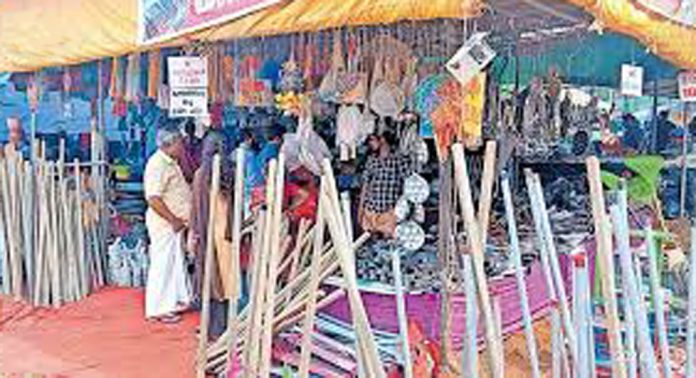 തെള്ളിയൂർക്കാവിൽ ലൈസൻസ് ഫീസ് പിരിക്കാനെത്തിയ ജീവനക്കാരെ അപമാനിച്ചതായി പരാതി തെള്ളിയൂർക്കാവിൽ ലൈസൻസ് ഫീസ് പിരിക്കാനെത്തിയ ജീവനക്കാരെ അപമാനിച്ചതായി പരാതി