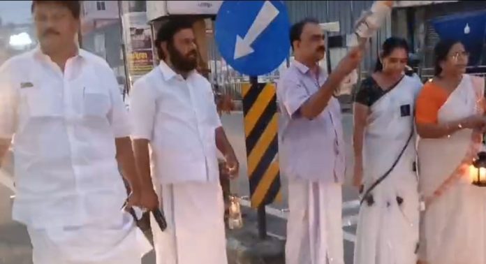 പന്തളത്ത് യുഡിഎഫ് കൗൺസിലർമാർ ചൂട്ടുകറ്റയും റാന്തൽ വിളക്കുമായി പ്രതിഷേധിച്ചു പന്തളത്ത് യുഡിഎഫ് കൗൺസിലർമാർ ചൂട്ടുകറ്റയും റാന്തൽ വിളക്കുമായി പ്രതിഷേധിച്ചു