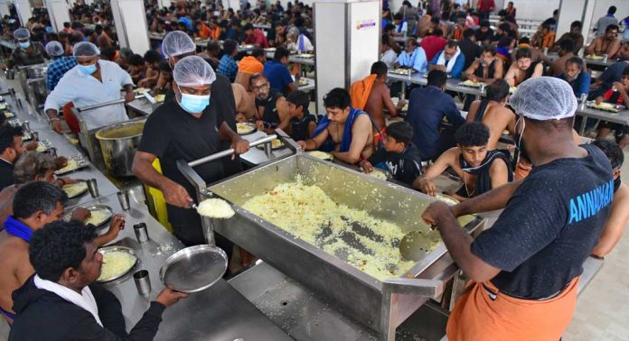ഭക്തർക്ക് ആശ്വാസമായി ഊട്ടുപുര : അന്നദാന മണ്ഡപത്തിൽ തിരക്കേറുന്നു ഭക്തർക്ക് ആശ്വാസമായി ഊട്ടുപുര : അന്നദാന മണ്ഡപത്തിൽ തിരക്കേറുന്നു