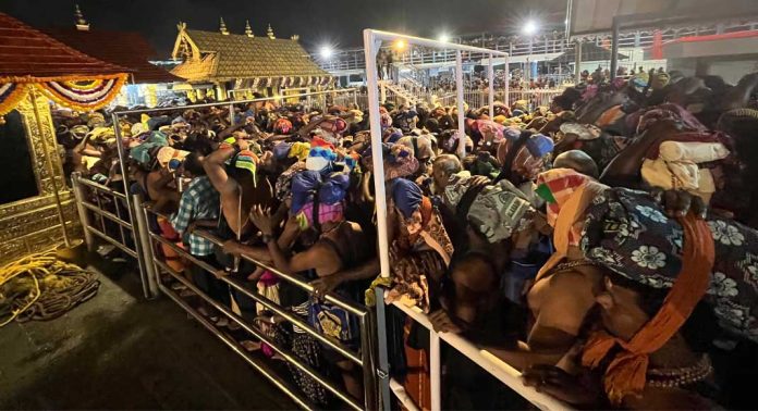 വൃശ്ചികപ്പുലരിയിൽ ശബരിമലയിൽ പതിനായിരങ്ങൾക്ക് ദർശന പുണ്യം വൃശ്ചികപ്പുലരിയിൽ ശബരിമലയിൽ പതിനായിരങ്ങൾക്ക് ദർശന പുണ്യം