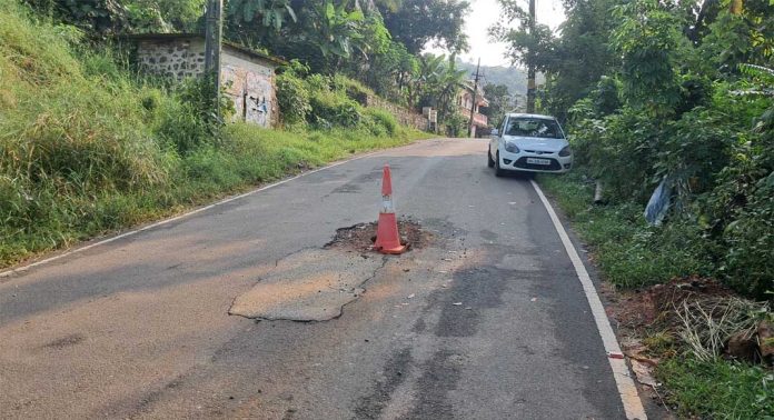 ജലവിതരണ പൈപ്പ് തുടര്ച്ചയായി പൊട്ടി വെള്ളം ഒഴുകി റോഡ് തകരുന്നു ജലവിതരണ പൈപ്പ് തുടര്ച്ചയായി പൊട്ടി വെള്ളം ഒഴുകി റോഡ് തകരുന്നു
