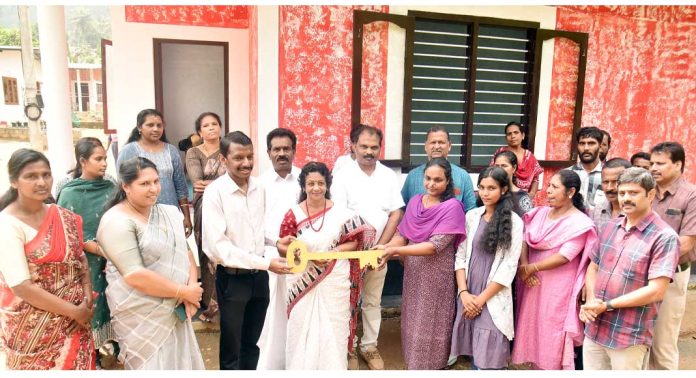 ഡോ.എം .എസ്. സുനിലിന്റെ 332 -മത് സ്നേഹഭവനം ക്യാൻസർ ബാധിതയായ ജിജിമോൾക്കും രണ്ട് പെൺകുഞ്ഞുങ്ങൾക്കും ഡോ.എം .എസ്. സുനിലിന്റെ 332 -മത് സ്നേഹഭവനം ക്യാൻസർ ബാധിതയായ ജിജിമോൾക്കും രണ്ട് പെൺകുഞ്ഞുങ്ങൾക്കും
