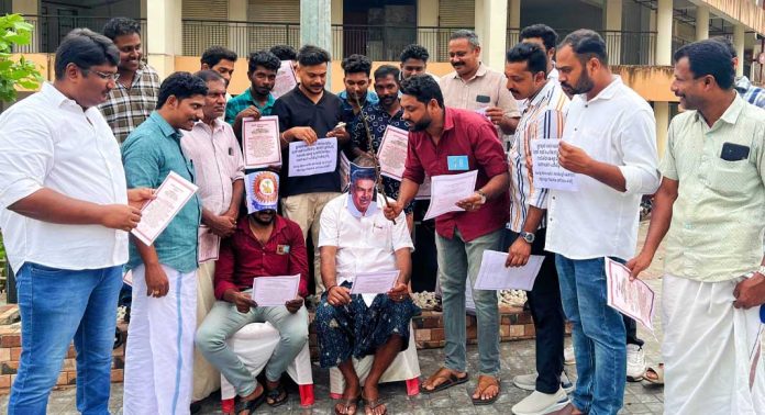 സജി ചെറിയാനെയും കേരളാ പോലീസിനെയും ഭരണഘടന തല്ലി പഠിപ്പിച്ച് ദേശീയ അസംഘടിത തൊഴിലാളി കോൺഗ്രസ് സജി ചെറിയാനെയും കേരളാ പോലീസിനെയും ഭരണഘടന തല്ലി പഠിപ്പിച്ച് ദേശീയ അസംഘടിത തൊഴിലാളി കോൺഗ്രസ്