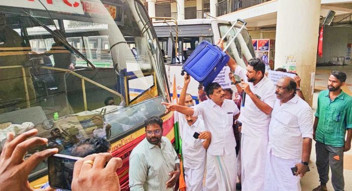 നീല ട്രോളി ബാഗ് പാലക്കാട് സിപിഎമ്മിന് അയച്ച് പത്തനംതിട്ട യൂത്ത് കോൺഗ്രസ് നീല ട്രോളി ബാഗ് പാലക്കാട് സിപിഎമ്മിന് അയച്ച് പത്തനംതിട്ട യൂത്ത് കോൺഗ്രസ്