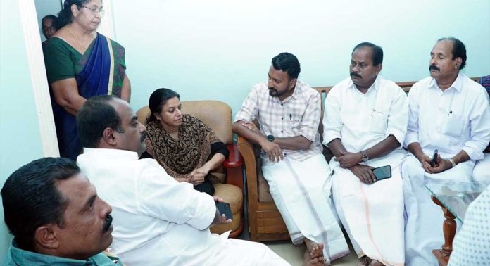 രാഹുല് മാങ്കൂട്ടത്തില് നവീന് ബാബുവിന്റെ കുടുംബാംഗങ്ങളെ സന്ദര്ശിച്ചു രാഹുല് മാങ്കൂട്ടത്തില് നവീന് ബാബുവിന്റെ കുടുംബാംഗങ്ങളെ സന്ദര്ശിച്ചു