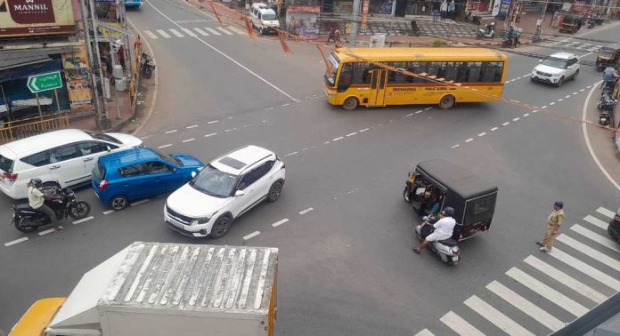 ഗതാഗത തിരക്ക് നിയന്ത്രിക്കാൻ ഉദ്യോഗസ്ഥർ ഇല്ലാതെ കോന്നി സെൻട്രൽ ജംഗ്ഷൻ ഗതാഗത തിരക്ക് നിയന്ത്രിക്കാൻ ഉദ്യോഗസ്ഥർ ഇല്ലാതെ കോന്നി സെൻട്രൽ ജംഗ്ഷൻ