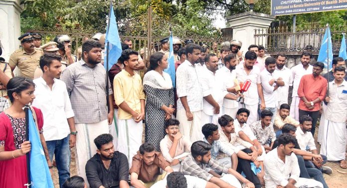 അമ്മു സജീവിൻ്റെ മരണം ; കെ.എസ്.യു മാർച്ചിൽ സംഘർഷം അമ്മു സജീവിൻ്റെ മരണം ; കെ.എസ്.യു മാർച്ചിൽ സംഘർഷം