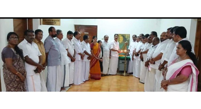 ഇന്ദിരാഗാന്ധി ഇന്ഡ്യയെ ലോകത്തിന്റെ നെറുകയില് എത്തിച്ച നേതാവ് : അഡ്വ. പഴകുളം മധു ഇന്ദിരാഗാന്ധി ഇന്ഡ്യയെ ലോകത്തിന്റെ നെറുകയില് എത്തിച്ച നേതാവ് : അഡ്വ. പഴകുളം മധു