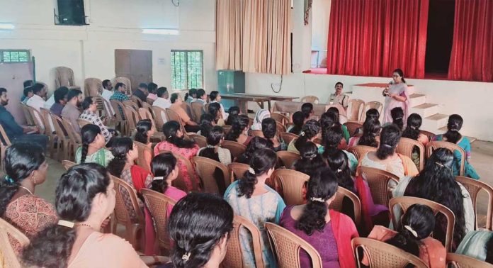 റാന്നി സ്റ്റേഷൻ പരിധിയിലുള്ള 50 സ്കൂളുകളുടെയും സ്കൂൾ പ്രൊട്ടക്ഷൻ ഗ്രൂപ്പ് അംഗങ്ങളെ ഉൾപ്പെടുത്തി യോഗം സംഘടിപ്പിച്ചു റാന്നി സ്റ്റേഷൻ പരിധിയിലുള്ള 50 സ്കൂളുകളുടെയും സ്കൂൾ പ്രൊട്ടക്ഷൻ ഗ്രൂപ്പ് അംഗങ്ങളെ ഉൾപ്പെടുത്തി യോഗം സംഘടിപ്പിച്ചു