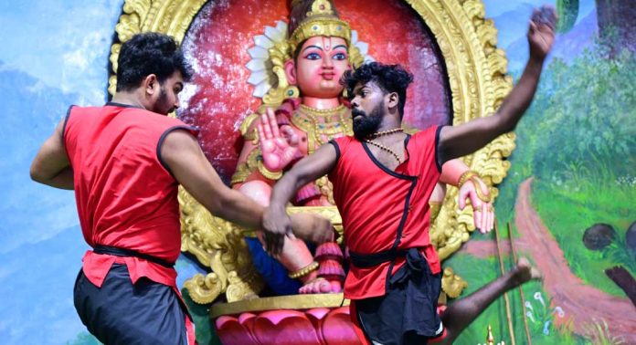 കളരി അഭ്യാസം അവതരിപ്പിച്ചു ചാവക്കാട് വല്ലഭട്ട കളരിസംഘം കളരി അഭ്യാസം അവതരിപ്പിച്ചു ചാവക്കാട് വല്ലഭട്ട കളരിസംഘം