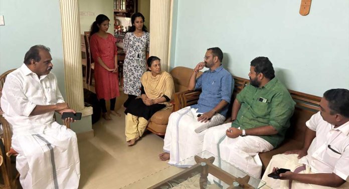 കെ.സുരേന്ദ്രൻ നവീൻ ബാബുവിൻ്റെ കുടുംബത്തെ സന്ദർശിച്ചു കെ.സുരേന്ദ്രൻ നവീൻ ബാബുവിൻ്റെ കുടുംബത്തെ സന്ദർശിച്ചു