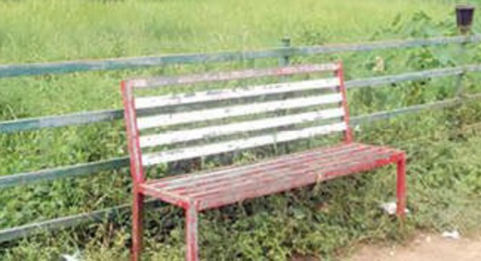 സായാഹ്ന വിശ്രമകേന്ദ്രം ക്രമീകരിച്ചിരിക്കുന്ന മഠത്തിൽകാവ് റോഡ് കുണ്ടും കുഴിയുമായി സായാഹ്ന വിശ്രമകേന്ദ്രം ക്രമീകരിച്ചിരിക്കുന്ന മഠത്തിൽകാവ് റോഡ് കുണ്ടും കുഴിയുമായി