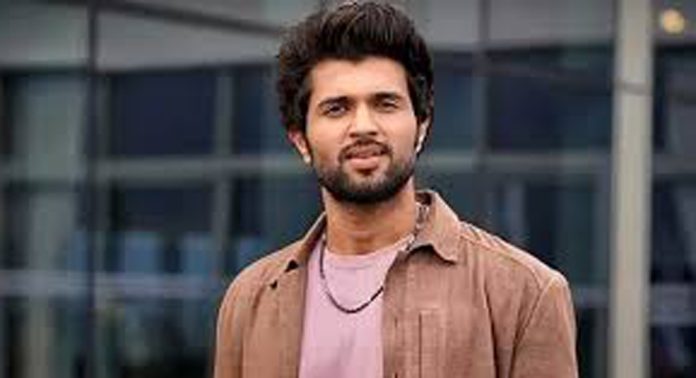 ഷൂട്ടിങ്ങിനിടെ നടന് വിജയ് ദേവരകൊണ്ടയ്ക്ക് പരിക്ക് ഷൂട്ടിങ്ങിനിടെ നടന് വിജയ് ദേവരകൊണ്ടയ്ക്ക് പരിക്ക്