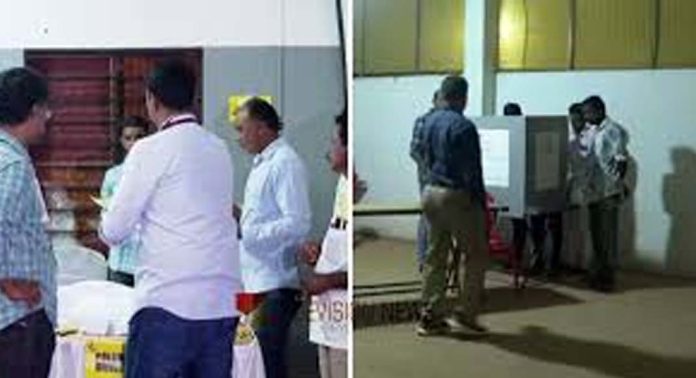 വയനാട്, ചേലക്കര മണ്ഡലങ്ങളിൽ വോട്ടെടുപ്പ് ആരംഭിച്ചു വയനാട്, ചേലക്കര മണ്ഡലങ്ങളിൽ വോട്ടെടുപ്പ് ആരംഭിച്ചു