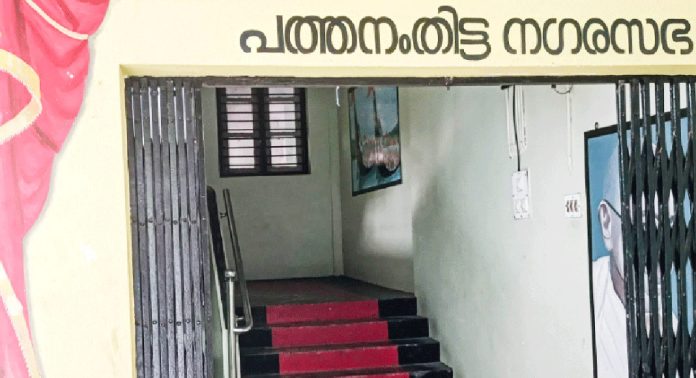 സര്ക്കാര് ഓഫിസുകള് ഭിന്നശേഷി സൗഹൃദമായിരിക്കണമെന്ന നിർദേശം നടപ്പാക്കാതെ പത്തനംതിട്ട നഗരസഭ സര്ക്കാര് ഓഫിസുകള് ഭിന്നശേഷി സൗഹൃദമായിരിക്കണമെന്ന നിർദേശം നടപ്പാക്കാതെ പത്തനംതിട്ട നഗരസഭ