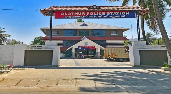 ആലത്തൂർ രാജ്യത്തെ ഏറ്റവും മികച്ച അഞ്ചാമത്തെ പോലീസ് സ്റ്റേഷൻ ആലത്തൂർ രാജ്യത്തെ ഏറ്റവും മികച്ച അഞ്ചാമത്തെ പോലീസ് സ്റ്റേഷൻ