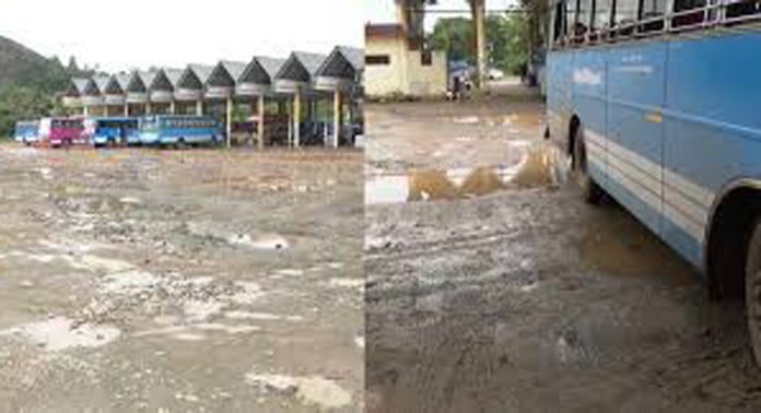 ചെളിക്കുളമായി പത്തനംതിട്ട ബസ് സ്റ്റാന്റ് ചെളിക്കുളമായി പത്തനംതിട്ട ബസ് സ്റ്റാന്റ്