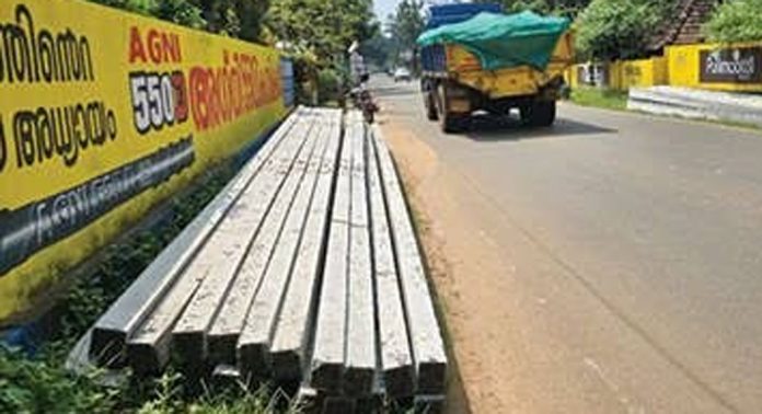 കൈപ്പട്ടൂരില് റോഡിനിരുവശത്തും കെ.എസ്.ഇ.ബി. വൈദ്യുതിത്തൂണുകൾ ; അപകടഭീതിയില് യാത്രക്കാര് കൈപ്പട്ടൂരില് റോഡിനിരുവശത്തും കെ.എസ്.ഇ.ബി. വൈദ്യുതിത്തൂണുകൾ ; അപകടഭീതിയില് യാത്രക്കാര്