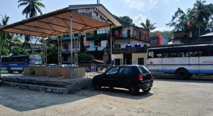 നവീകരണം പൂർത്തിയാക്കിയ ചുങ്കപ്പാറ ബസ് സ്റ്റാൻഡിലെ ബസ് കാത്തിരിപ്പ് കേന്ദ്രത്തിന്റെ നിർമ്മാണത്തിൽ അപാകതയെന്ന് അക്ഷേപം നവീകരണം പൂർത്തിയാക്കിയ ചുങ്കപ്പാറ ബസ് സ്റ്റാൻഡിലെ ബസ് കാത്തിരിപ്പ് കേന്ദ്രത്തിന്റെ നിർമ്മാണത്തിൽ അപാകതയെന്ന് അക്ഷേപം
