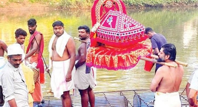 പാലംപണി പൂർത്തിയായില്ല ; പന്തളം മഹാദേവർക്ഷേത്രത്തിലെ പറക്കെഴുന്നള്ളിപ്പിനുള്ള ജീവത ജങ്കാറിൽ കരയിലേക്കെത്തിച്ചു പാലംപണി പൂർത്തിയായില്ല ; പന്തളം മഹാദേവർക്ഷേത്രത്തിലെ പറക്കെഴുന്നള്ളിപ്പിനുള്ള ജീവത ജങ്കാറിൽ കരയിലേക്കെത്തിച്ചു