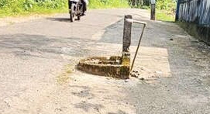 ശ്രീനാരായണപുരം റോഡിൽ കെണിയൊരുക്കി കുടിവെള്ള വിതരണത്തിന്റെ ഭാഗമായുള്ള ടാപ്പ് ശ്രീനാരായണപുരം റോഡിൽ കെണിയൊരുക്കി കുടിവെള്ള വിതരണത്തിന്റെ ഭാഗമായുള്ള ടാപ്പ്