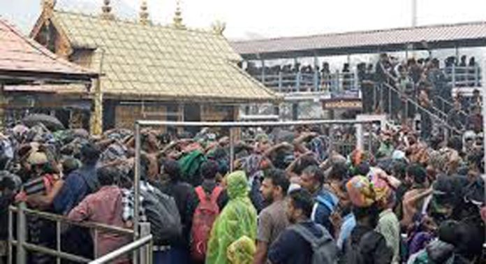 മഴയെ അവഗണിച്ച് ശബരിമലയിലേക്കുള്ള തീർഥാടകരുടെ ഒഴുക്ക് തുടരുന്നു മഴയെ അവഗണിച്ച് ശബരിമലയിലേക്കുള്ള തീർഥാടകരുടെ ഒഴുക്ക് തുടരുന്നു