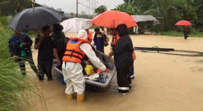 മലേഷ്യയിൽ വെള്ളപ്പൊക്കം : ആഡംബര കാറുകളും വീടുകളും നശിച്ചതായി റിപ്പോർട്ട് മലേഷ്യയിൽ വെള്ളപ്പൊക്കം : ആഡംബര കാറുകളും വീടുകളും നശിച്ചതായി റിപ്പോർട്ട്