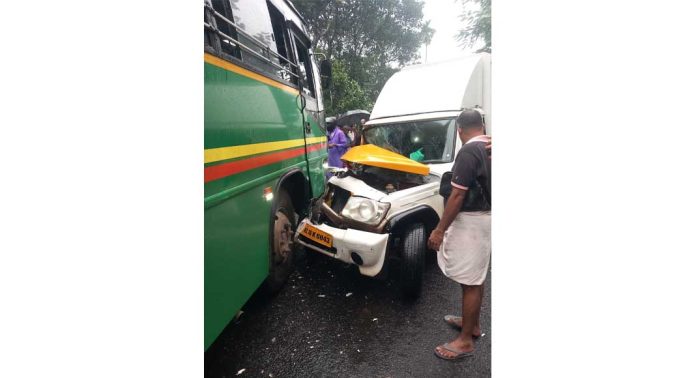റാന്നിയിൽ സ്വകാര്യബസും പിക്കപ്പ് വാനും കൂട്ടിയിടിച്ച് അപകടം റാന്നിയിൽ സ്വകാര്യബസും പിക്കപ്പ് വാനും കൂട്ടിയിടിച്ച് അപകടം