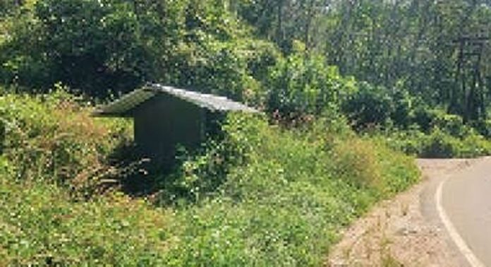 ഏഴംകുളം -ഏനാത്ത് മിനി ഹൈവേയിൽ മിനി എം.സി.എഫിന് സമീപം മാലിന്യം തള്ളുന്നു ഏഴംകുളം -ഏനാത്ത് മിനി ഹൈവേയിൽ മിനി എം.സി.എഫിന് സമീപം മാലിന്യം തള്ളുന്നു