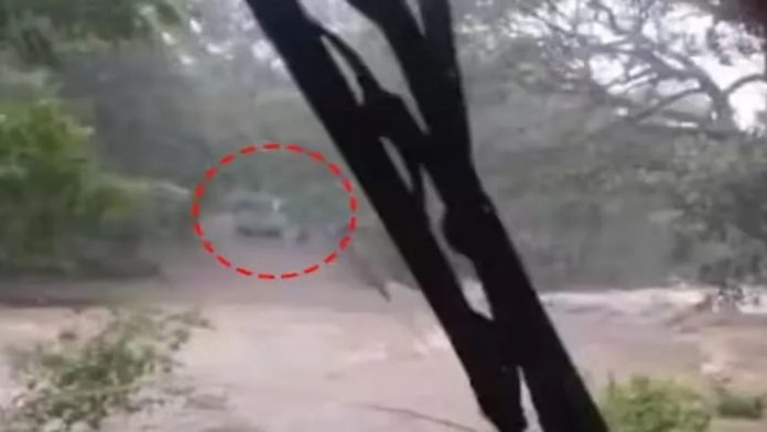 കനത്തമഴയിൽ പാലം മുങ്ങി ; തിരുവണ്ണാമലയിൽ ഡ്രൈവറും കണ്ടക്ടറുമായി ബസ് കുടുങ്ങി കനത്തമഴയിൽ പാലം മുങ്ങി ; തിരുവണ്ണാമലയിൽ ഡ്രൈവറും കണ്ടക്ടറുമായി ബസ് കുടുങ്ങി