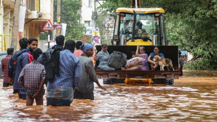 ഫിൻജാൽ ചുഴലിക്കാറ്റ് : തമിഴ്നാട്ടിലും പുതുച്ചേരിയിലുമായി 13 മരണം ഫിൻജാൽ ചുഴലിക്കാറ്റ് : തമിഴ്നാട്ടിലും പുതുച്ചേരിയിലുമായി 13 മരണം