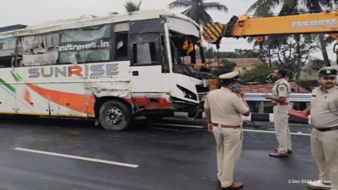 കർണാടകയിൽ വാഹനാപകടം ; മൂന്ന് പേർ മരിച്ചു ; 20 പേർക്ക് പരിക്കേറ്റു കർണാടകയിൽ വാഹനാപകടം ; മൂന്ന് പേർ മരിച്ചു ; 20 പേർക്ക് പരിക്കേറ്റു