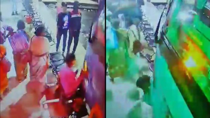 കസേരയിലിരുന്ന യുവാവിന്റെ ദേഹത്തേക്ക് ബസ് പാഞ്ഞുകയറി ; ഡ്രൈവറുടെ ലൈസൻസ് റദ്ദാക്കാൻ മോട്ടോർ വാഹന വകുപ്പ് കസേരയിലിരുന്ന യുവാവിന്റെ ദേഹത്തേക്ക് ബസ് പാഞ്ഞുകയറി ; ഡ്രൈവറുടെ ലൈസൻസ് റദ്ദാക്കാൻ മോട്ടോർ വാഹന വകുപ്പ്