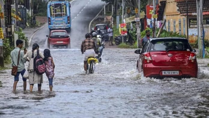 കനത്ത മഴ ; നാളെ 4 ജില്ലകളിലെ വിദ്യാഭ്യാസ സ്ഥാപനങ്ങൾക്ക് അവധി കനത്ത മഴ ; നാളെ 4 ജില്ലകളിലെ വിദ്യാഭ്യാസ സ്ഥാപനങ്ങൾക്ക് അവധി
