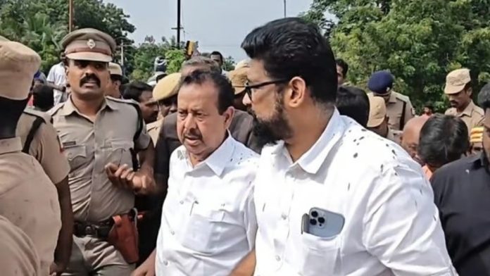 പ്രളയബാധിത പ്രദേശം സന്ദര്ശിക്കാനെത്തിയ മന്ത്രിയെ ചെളി വാരിയെറിഞ്ഞ് പ്രദേശവാസികള് പ്രളയബാധിത പ്രദേശം സന്ദര്ശിക്കാനെത്തിയ മന്ത്രിയെ ചെളി വാരിയെറിഞ്ഞ് പ്രദേശവാസികള്
