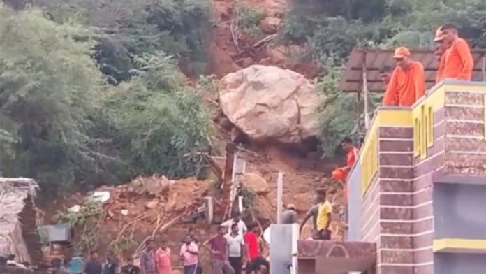 തിരുവണ്ണാമല ഉരുൾപൊട്ടൽ ; മരിച്ചവരുടെ കുടുംബത്തിന് അഞ്ച് ലക്ഷം രൂപ ധനസഹായം തിരുവണ്ണാമല ഉരുൾപൊട്ടൽ ; മരിച്ചവരുടെ കുടുംബത്തിന് അഞ്ച് ലക്ഷം രൂപ ധനസഹായം