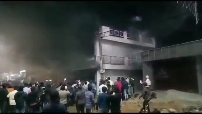 ഇ-ബൈക്ക് ഷോറൂമിൽ തീപിടുത്തം ; രണ്ട് സ്കൂട്ടറുകൾ കത്തിനശിച്ചു ഇ-ബൈക്ക് ഷോറൂമിൽ തീപിടുത്തം ; രണ്ട് സ്കൂട്ടറുകൾ കത്തിനശിച്ചു