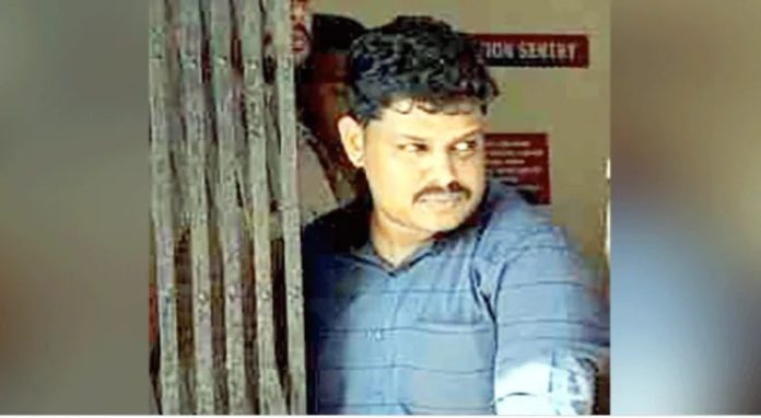 പ്രതിയുടെ വീട്ടിൽ മോഷണം നടത്തിയ എക്സൈസ് ഉദ്യോഗസ്ഥൻ അറസ്റ്റിൽ പ്രതിയുടെ വീട്ടിൽ മോഷണം നടത്തിയ എക്സൈസ് ഉദ്യോഗസ്ഥൻ അറസ്റ്റിൽ