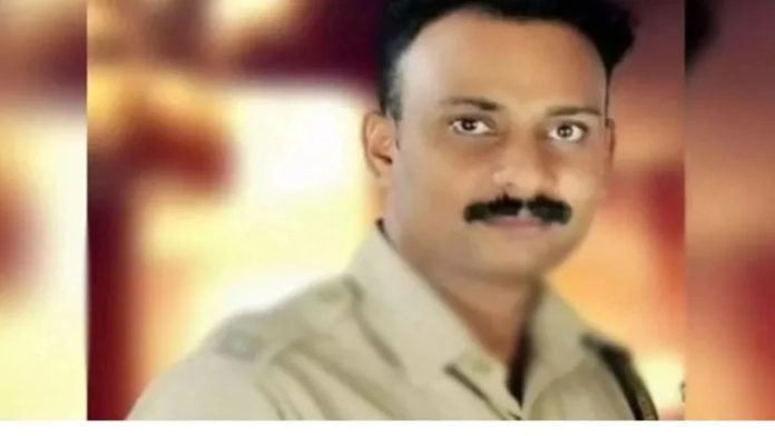 കുണ്ടറയിൽ റെയിൽവേ പോലീസ് ഉദ്യോഗസ്ഥൻ തൂങ്ങിമരിച്ച നിലയിൽ കണ്ടെത്തി കുണ്ടറയിൽ റെയിൽവേ പോലീസ് ഉദ്യോഗസ്ഥൻ തൂങ്ങിമരിച്ച നിലയിൽ കണ്ടെത്തി