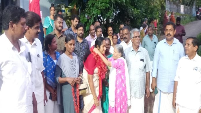 കോന്നി ഇളകൊള്ളൂർ ഡിവിഷൻ ഉപതെരഞ്ഞെടുപ്പ് ; എൽ.ഡി.എഫ് സ്ഥാനാർഥി ജലജപ്രകാശിന് ആവേശകരമായ സ്വീകരണം കോന്നി ഇളകൊള്ളൂർ ഡിവിഷൻ ഉപതെരഞ്ഞെടുപ്പ് ; എൽ.ഡി.എഫ് സ്ഥാനാർഥി ജലജപ്രകാശിന് ആവേശകരമായ സ്വീകരണം