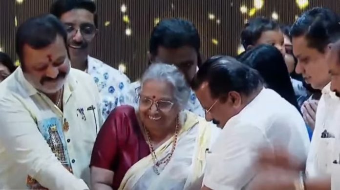 ശാരദ ടീച്ചറുടെ നവതി ആഘോഷത്തില് അതിഥിയായി സുരേഷ് ഗോപി ശാരദ ടീച്ചറുടെ നവതി ആഘോഷത്തില് അതിഥിയായി സുരേഷ് ഗോപി