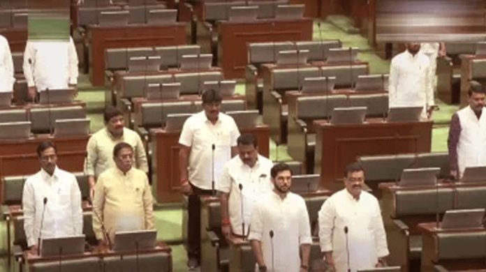 മഹാരാഷ്ട്രയിൽ പ്രതിപക്ഷ എം.എൽ.എമാർ സത്യപ്രതിജ്ഞ ബഹിഷ്കരിക്കും മഹാരാഷ്ട്രയിൽ പ്രതിപക്ഷ എം.എൽ.എമാർ സത്യപ്രതിജ്ഞ ബഹിഷ്കരിക്കും