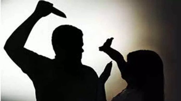 അധ്യാപകരെ കുത്തി പരിക്കേൽപ്പിച്ച് വിദ്യാർഥി അധ്യാപകരെ കുത്തി പരിക്കേൽപ്പിച്ച് വിദ്യാർഥി